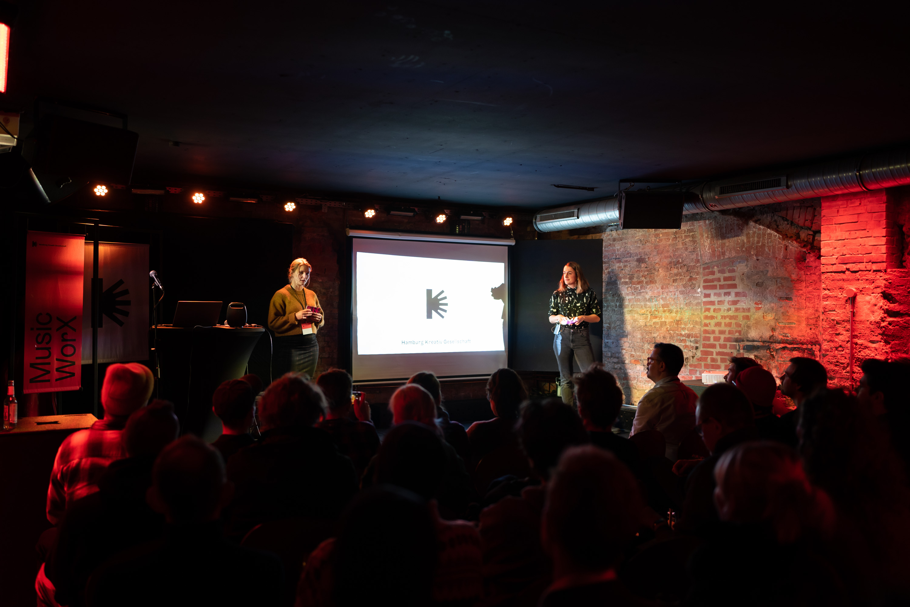 Der Music WorX Pitch fand 2023 im Nochtspeicher auf St. Pauli statt. Marie Schreiber und Isabel Jansen führten durch den Abend. © Jan-Marius Komorek
