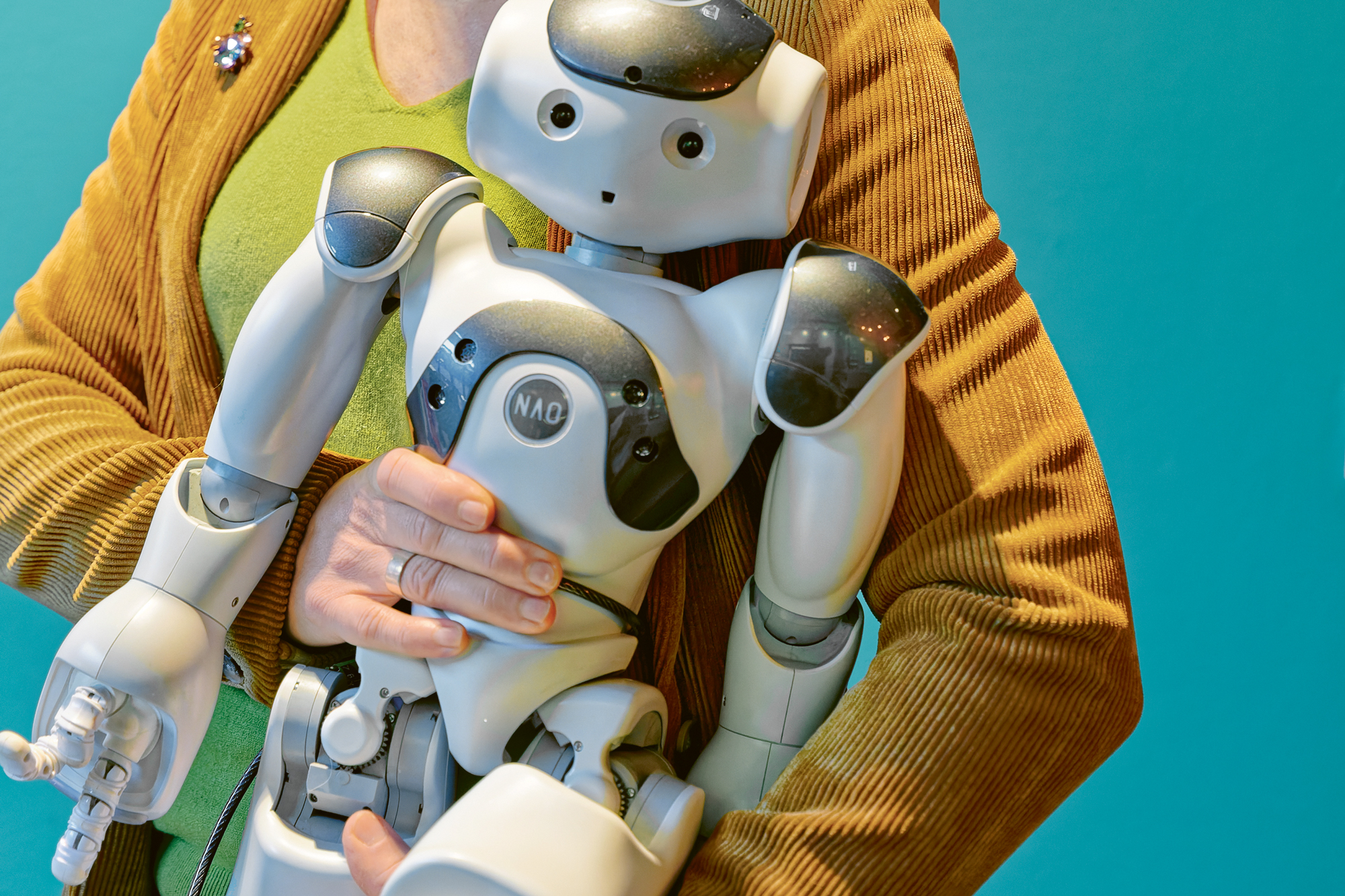 Hallo Nao: Der humanoide Roboter auf dem Arm von Frauke Untiedt ist der Star des bibliothekseigenen RoboLabs.