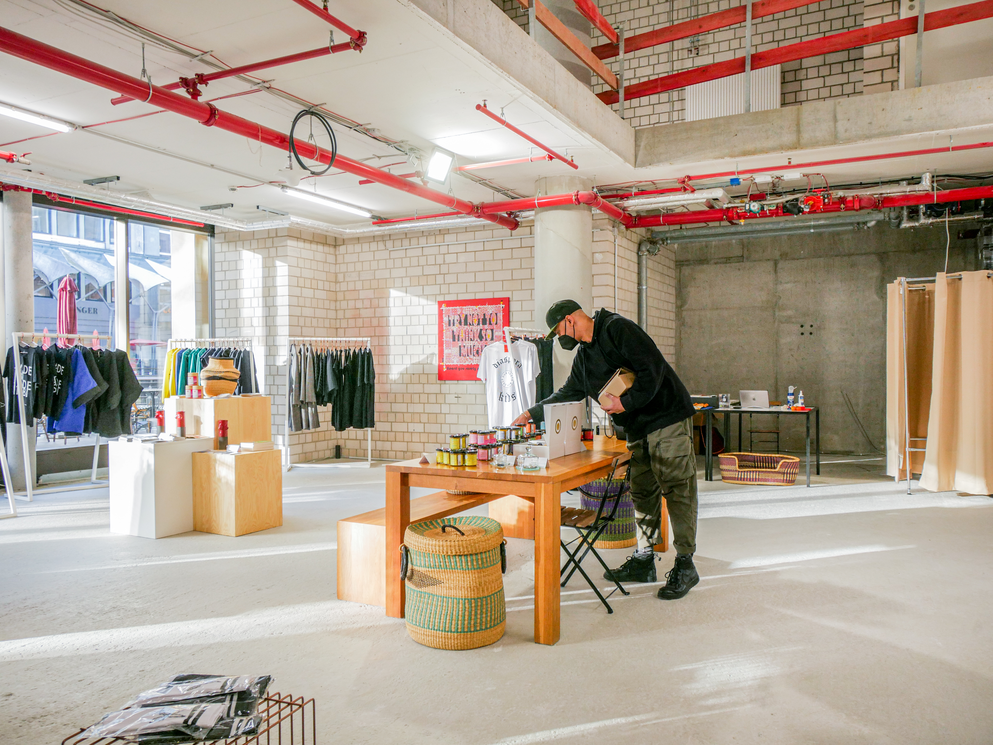 The shop space a few metres from the town hall creates a meeting point for black entrepreneurs, tourists and curious shoppers. Photo: Jan-Marius Komorek