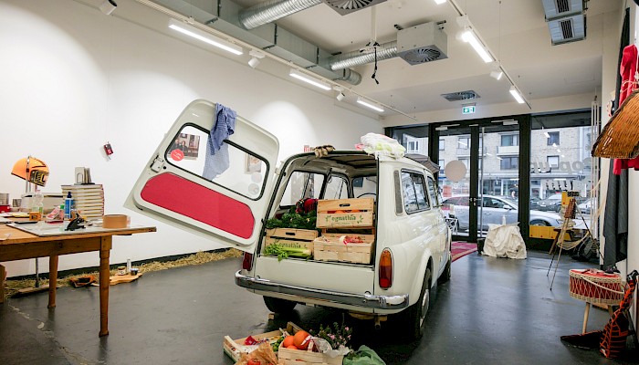 Ciao! Journalist und Spiegel-Bestseller-Autor Marco Maurer verwandelt den Pop-Up-Raum in eine Mailändische Kunstgalerie. © Jan-Marius Komorek